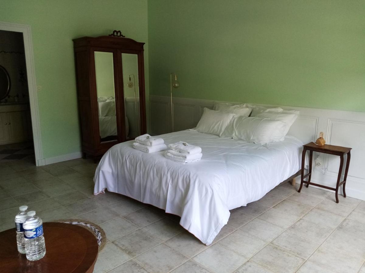 Domaine De Pladuc Bed & Breakfast Lachaise Room photo